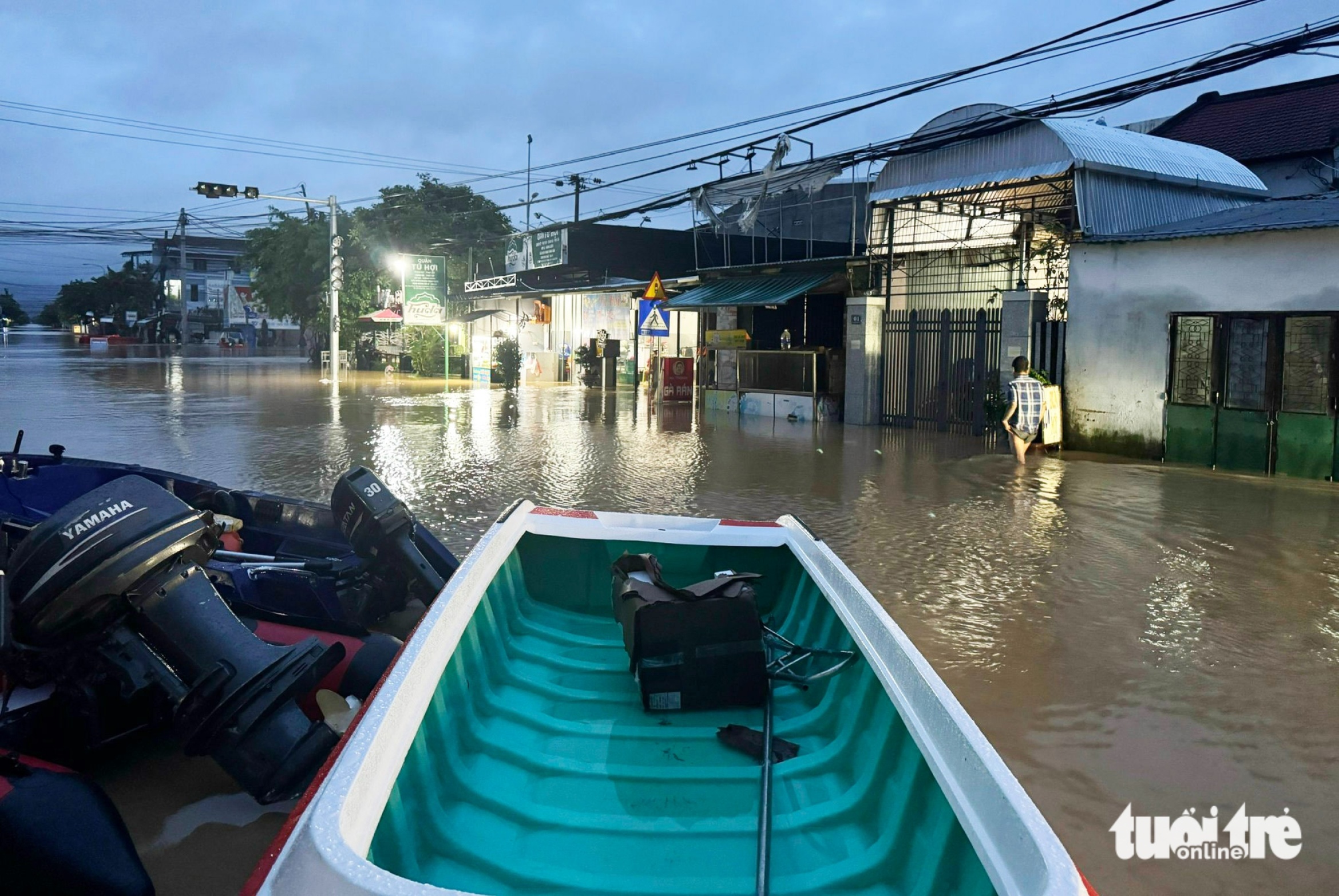 10月28日上午洪水更新:Thu Bồn河和Vu Gia河洪水消退缓慢,许多地区仍深陷积水